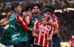 Club Deportivo Guadalajara remonta a Tigres UANL y avanza a semifinales con doblete de Santiago Sandoval