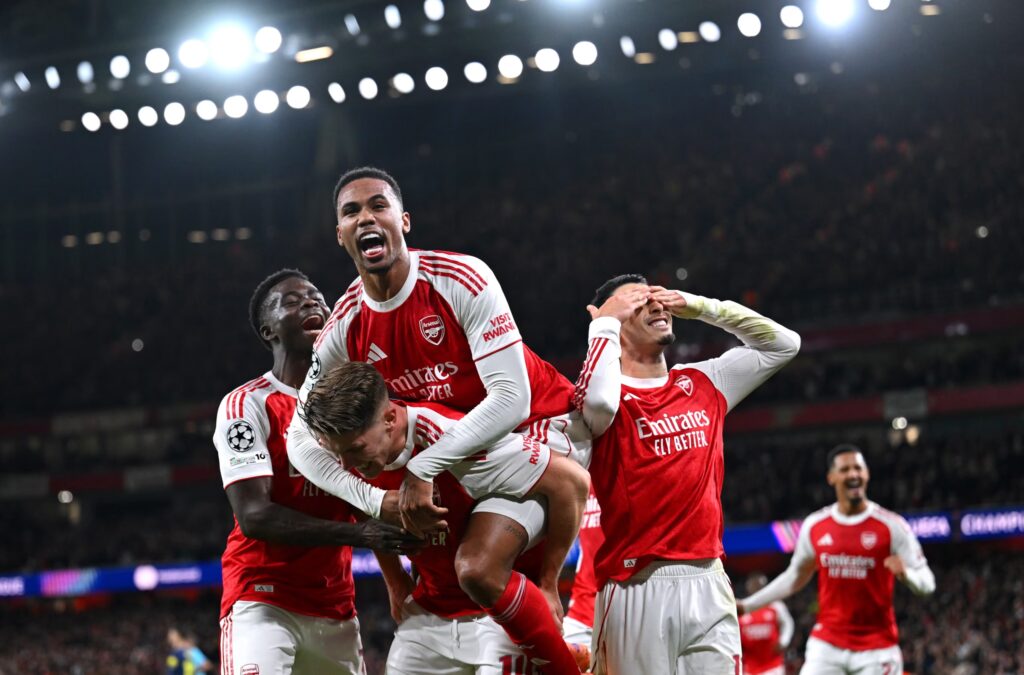 Arsenal aplasta al Fulham y mete presión en la lucha por la Premier League