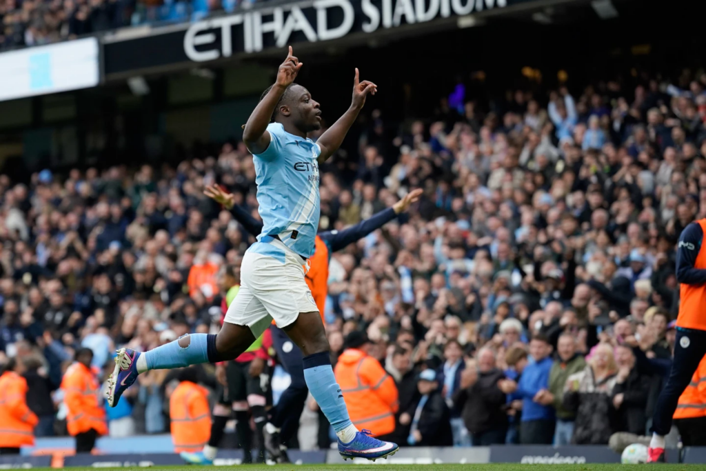 Manchester City presiona al Arsenal en la Premier League mientras Liverpool recibe abucheos en Anfield