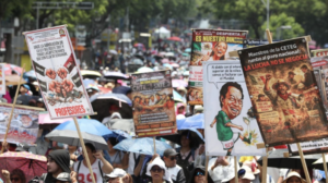 Blindan el Zócalo: Policía vs CNTE por el Fan Fest del Mundial